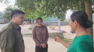 The girl got into trouble selling goods on the street, police officer Hoang helped her.