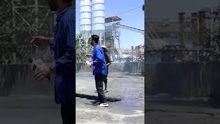 تر شدن حفیظ امیری در یک موتر شویی - #Shorts