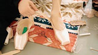 How the ballerinas prepare their pointe shoes/Как балерина готовит свои пуанты к работе.