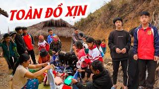 Em Sính 1 con cũng mừng rơi nước mắt khi ngôi làng nghèo nhận toàn đồ xịn như này.