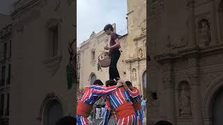 PORTADORES SOLS DONES AL CENTRE I DOLÇAINERS I TABALETERS TOCANT MUIXERANGA A DALT DE LA TORRE.