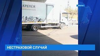 Провод, висящий по виадуку на улице Трактовая повредил машину