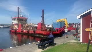 Just NU: Stor båt kör lägger till i Hanö hamn.