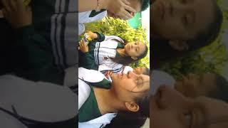 Niños dando su primer beso