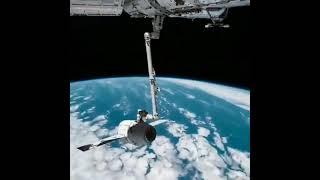 braço Robótico da ISS acoplando nave Dragon ️