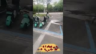 2 cô gái cùng đi xe nên cùng bị ngã