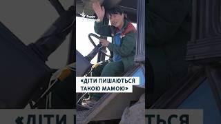 «Плата достойна, труд важкий»: жінка-трактористка опанувала чоловічу роботу
