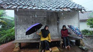 BETAH BANGET, SUASANA HUJAN DERAS GEMURUH GUNTUR DI PEDESAAN DEKAT PESAWAHAN, KAMPUNG PALING INDAH