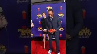 elizabeth olsen  photobombing anthony mackie
