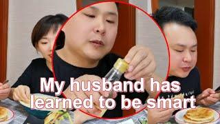 My husband has learned to be smart.#吃播 #零食 #mukbang #吃货 #美食 #早餐