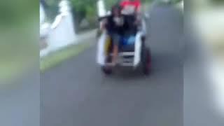 Tukang becak Gokil Abizz.. Viralkan gaes..