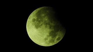 Le splendide immagini dell'eclissi lunare parziale del 18 settembre nei cieli d'Italia