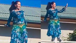 Уят Шарманда Бу хотин томга чикиб олиб эркакларга килаётган килигини каранг
