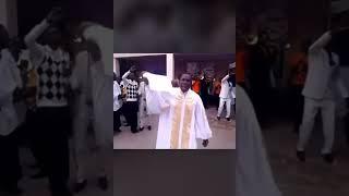 Apostle Ebenezer Boahen on the Dance floor #divmedia #news #music #gospelmusic #journeytothewest