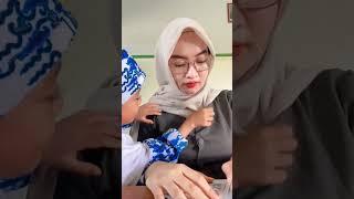 Jilbab nya bu guru di benerin apa diacak-acak nih  #bugulu #meiicandra #masmaskentir