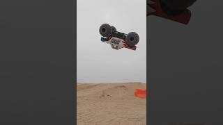 Crazy stunts that shouldn’t work #monstertruck #stunts #monsterjam #offroad #losi #rc #shorts