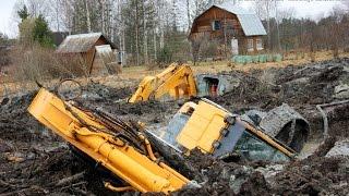 Вытаскивание застрявшего экскаватора из болота