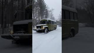 Дом на колесах буксует в сугробе.