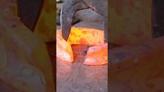 forging a knife #knife #blacksmith #forge #diy #bering