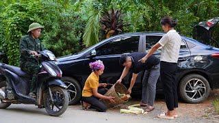 A kind repair shop manager comes across and helps a single mother. What happens? | lý diệu hân