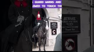 King’s guard warns and tell not allowed to touch the horse.  #thekingsguards  #london #shorts