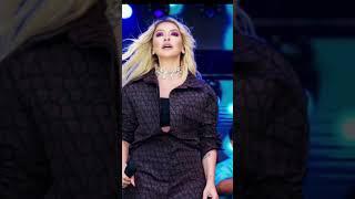 Hadise yine ortalığı yaktı geçti! Göğüs dekolteli elbisesiyle sosyal medyayı yıktı