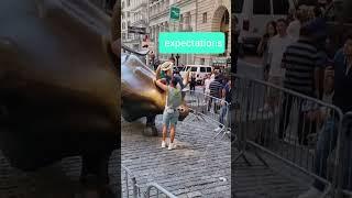 queue in New York #travelandtellno1 #newyork #socialmedia #stocks #travel #statue
