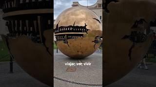 Vaticano. "Esferas Concéntricas" en Patio de la Piña, jardines qué conducen  a los Museos Vaticanos.