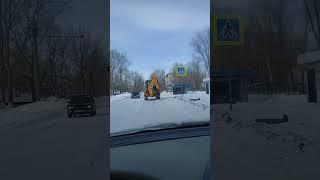 Экскаватор погрузчик работает в мороз -28