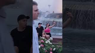 Парочка делает нескучные сэлфи у фонтана на ВДНХ