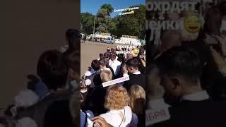 В Петербурге на школьной линейке ОМОН выступил с показательными задержаниями