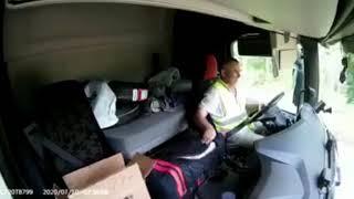 Дальнобойщик отвлёкся на сумку и съехал с дороги / The trucker was distracted drove off the road