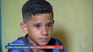 Menino sonha em ser jogador de futebol para tirar família da pobreza