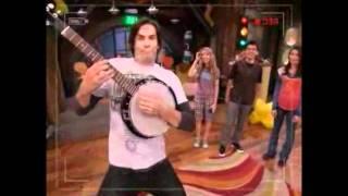 Banjo invade Medazza e toca Spencer