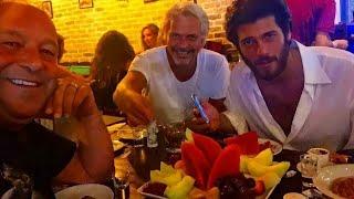 Can Yaman is having dinner with his father at a restaurant@magazinntv287