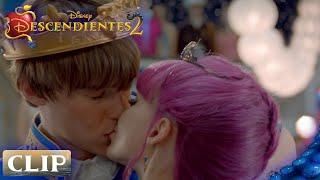 Descendientes 2 | El Beso De Mal Y Ben ( Clip#9 / Latino ) | Disney Channel