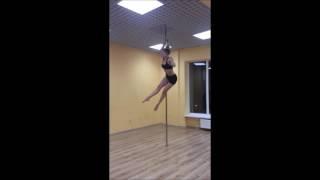 красивая крутка на пилоне. pole dance, pole dance sport
