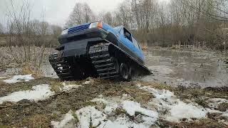 Самодельный гусеничный вездеход испытания по грязи.