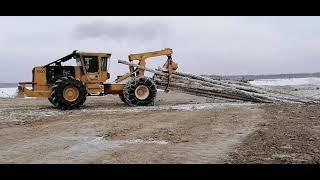 Скиддер Tigercat 630D укладывает лежневку