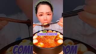 China comiendo asmr pasta con huevo