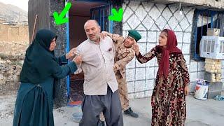 پلیس برای دستگیری اکبر آمد اما کاری شد که زینب اکبر را از دستگیری نجات بدهد