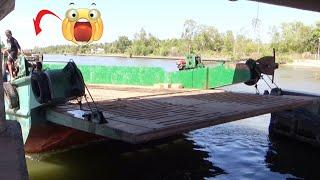 [780] The barge going against the current flowing through the dam gate is very attractive