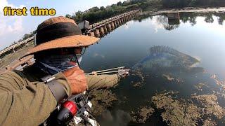 Unbelievable shot amazing slingshot fish hunting