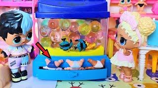 ORBIS BALLS IN AN AQUARIUM WITH FISH! Naughty kids from kindergarten lol surprise dolls cartoons