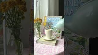 De newest Daphne's Diary and a cup of tea