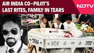 Air India Crash Updates: Air India Pilot Clive Kunder's Last Rites, Emotional Family Bids Farewell