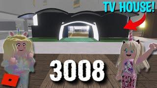 BUILDING A HOUSE USING TV ONLY with Aliyah and Crush | SCP 3008 - Roblox