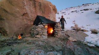 SOLO CAMPING:Building a COZY and warm stone shelter with a fireplace in the wild mountains.