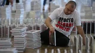 Oskar Hartmann tried to set a new world record  creating  domino with 15,000 copies book 'Just do it