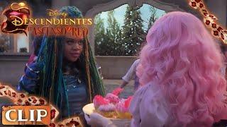 Descendientes: El Ascenso De Red | Uliana Roba Los Cupcakes ( Clip#7 / Latino ) | Disney Channel